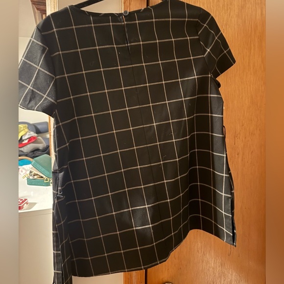 Liz Claiborne size small short sleeve shirt - Picture 2 of 4